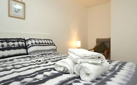 London Oasis Flat With High-Speed Broadband And Free Parking
